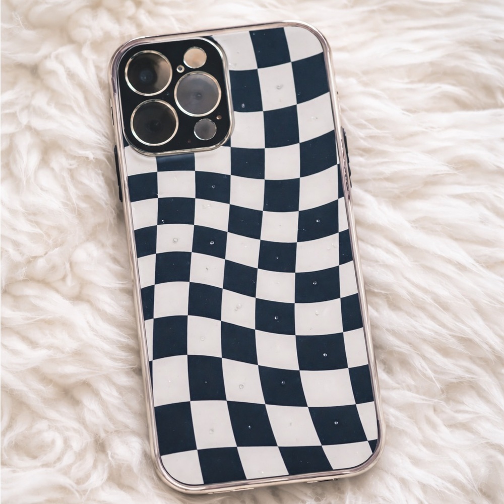 🖤 Wavy Checkerboard Case